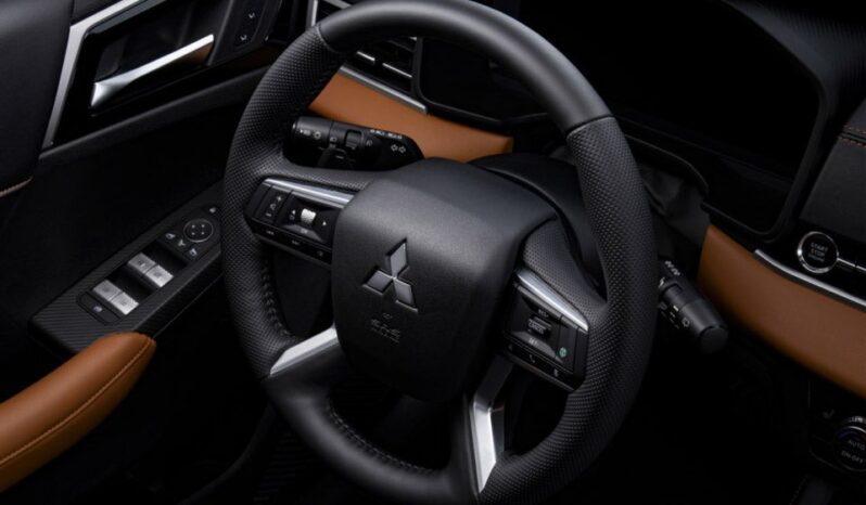 
								2023 Mitsubishi Outlander full									